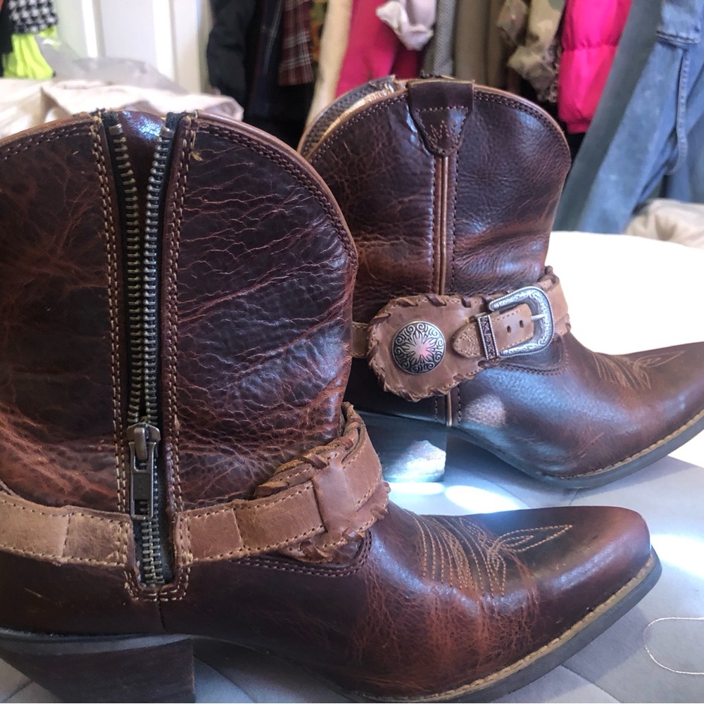 BOOTS ON DA GROUND! 
Brown Ankle Booties with Western Stitching